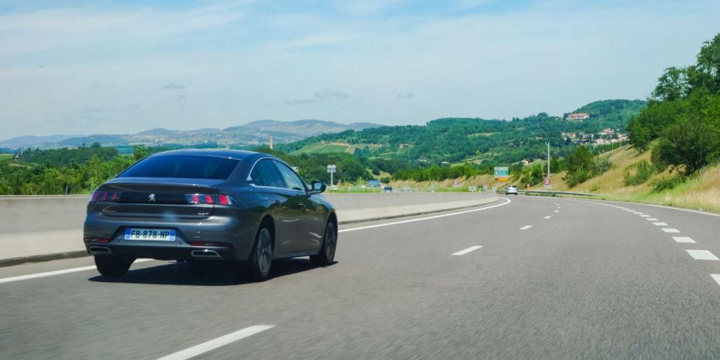 Voiture française circulant