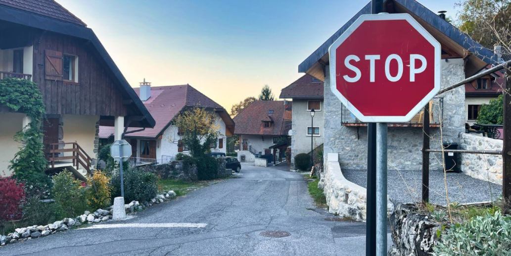 Panneau stop à Menthon-Saint-Bernard