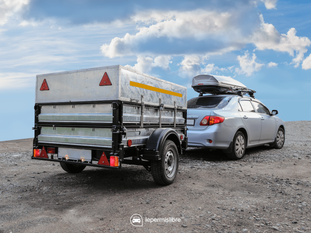 Voiture avec une remorque