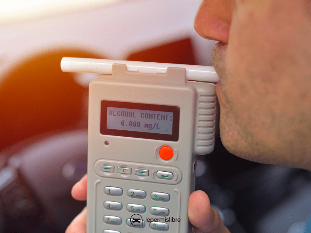 Personne soufflant dans un éthylotest