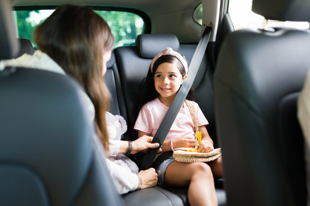 enfant attaché dans une voiture