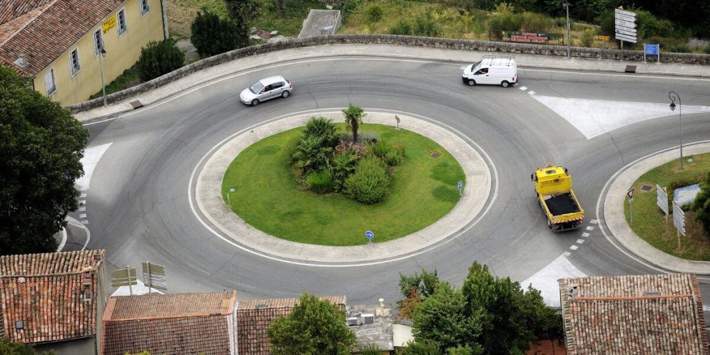 Carrefour à sens giratoire à Anduze (Gard)