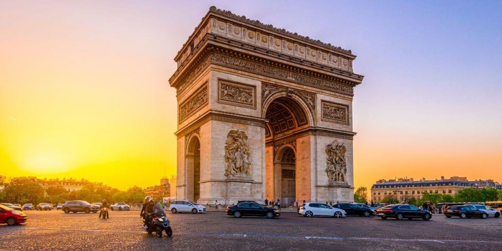 Rond point à l'Arc de Triomphe à Paris