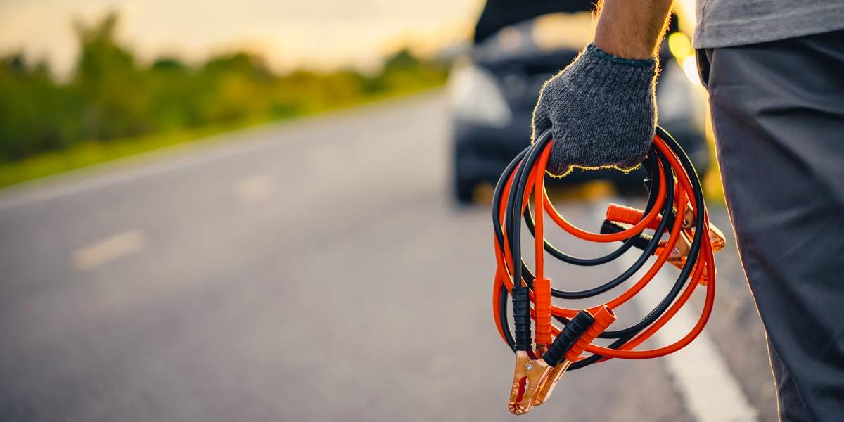 Comment recharger une batterie de voiture ? (Câbles et chargeur)