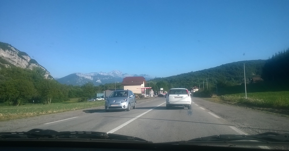 Le franchissement d'une ligne blanche continue interdit.