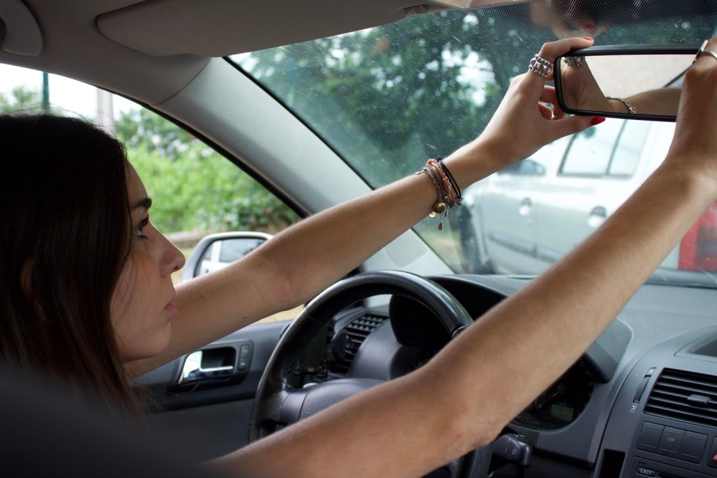 Comment régler les rétroviseurs d'une voiture : rétroviseur intérieur