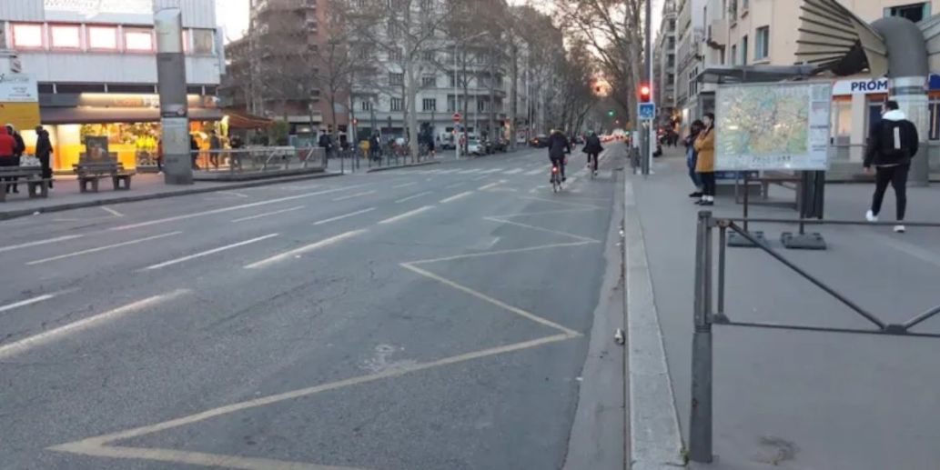 Marquage au sol d'un arrêt de bus