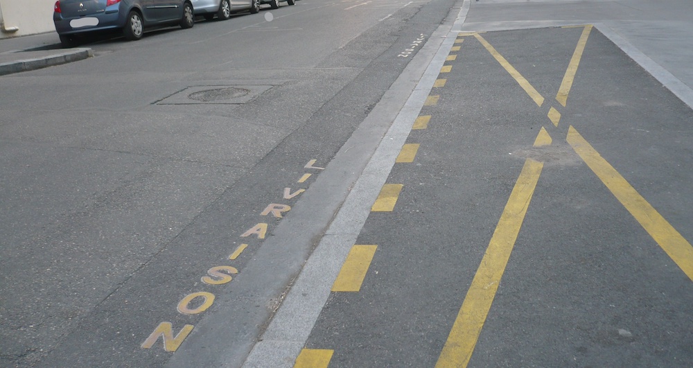 marquage au sol de stationnement interdit car réservé aux véhicules en livraison