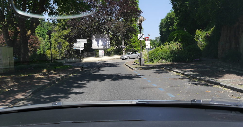marquage au sol de parking de couleur bleu, indiquant un stationnement autorisé mais limité dans le temps
