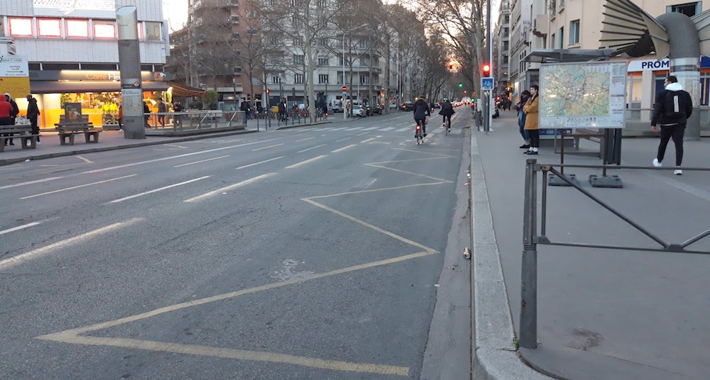 marquage au sol jaune en zigzag