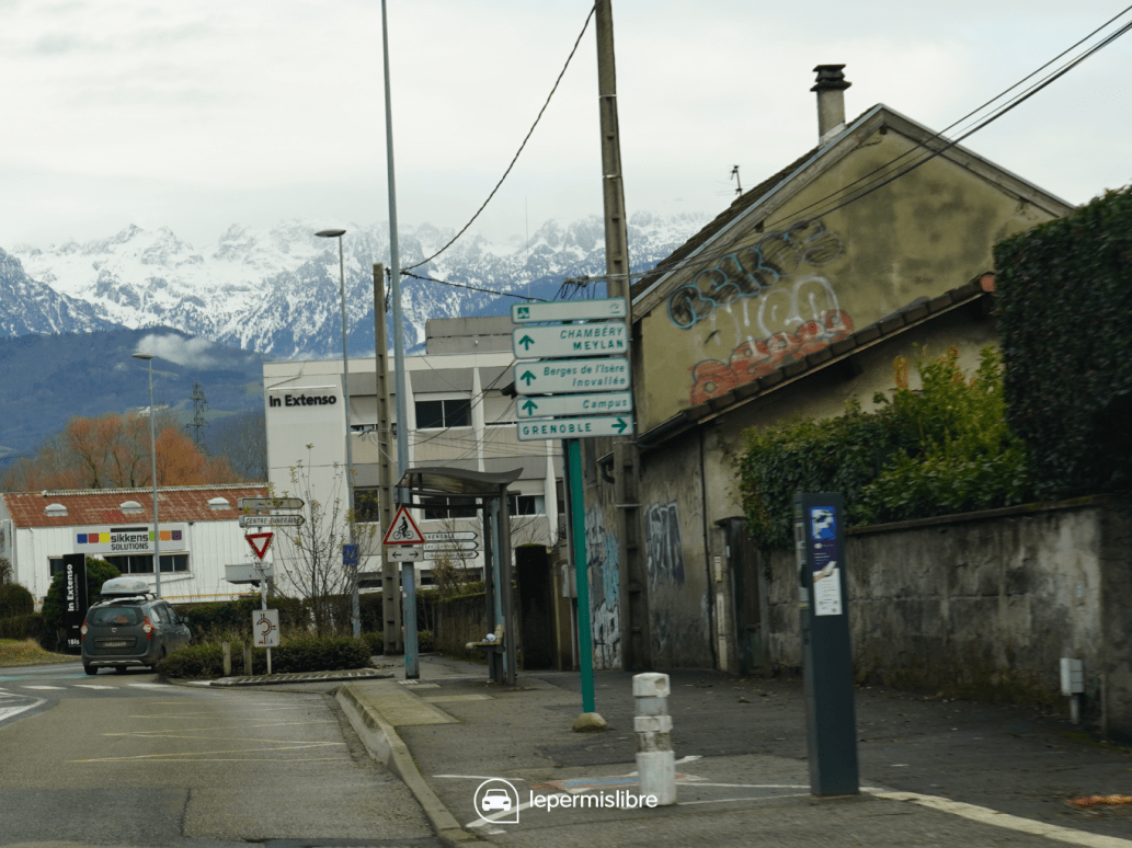 Panneaux indiquant la direction d'une voie pour les cyclistes