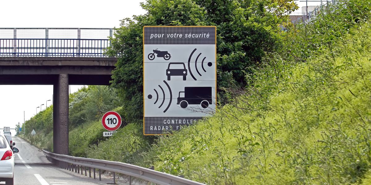 Image d'accueil de l'article Panneaux de radars : tout ce qu’il faut savoir