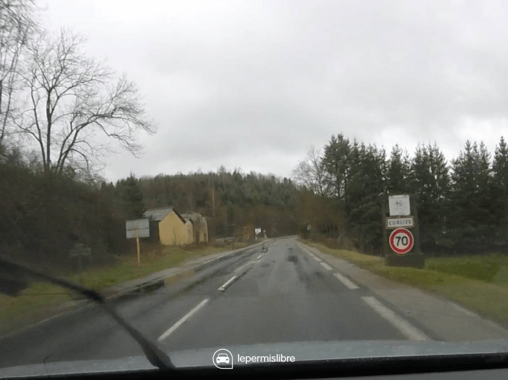 Panneau d'entrée d'une agglomération avec limitation 70km/h
