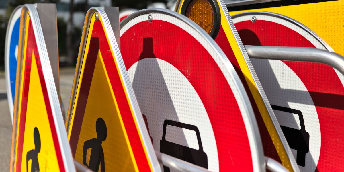 Image d'accueil de l'article Signalisation verticale vs. signalisation horizontale : explications