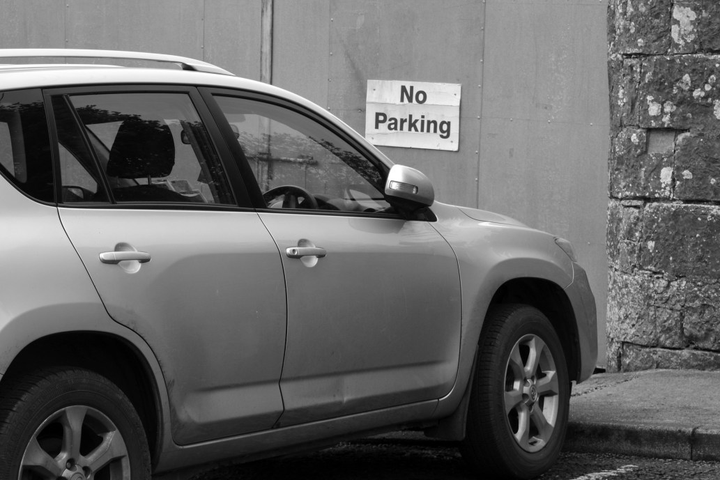 Stationnement gênant et interdit devant un garage