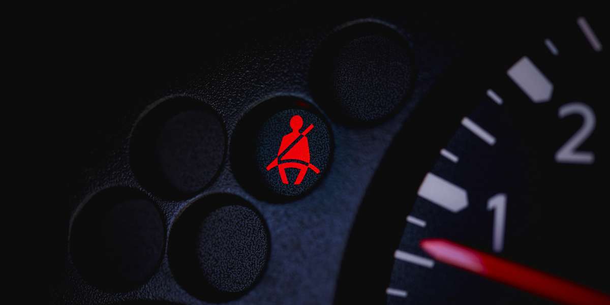 Zoom sur le voyant lumineux et l'alarme de la ceinture de sécurité des voitures