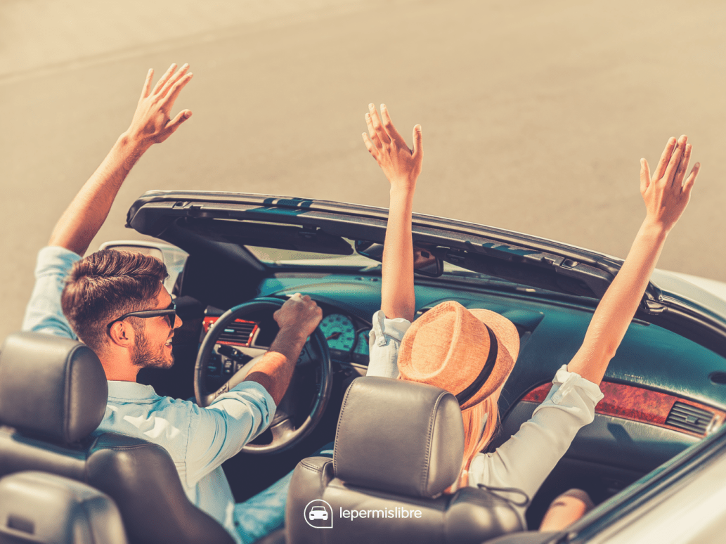 Personnes heureuses de conduire