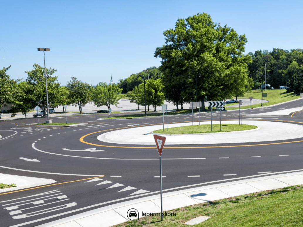 Panneau annonçant un carrefour giratoire