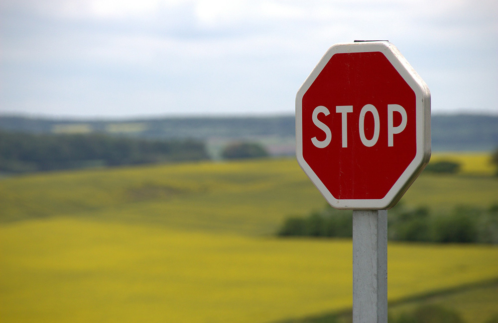 Panneau stop : que dit le code de la route ?