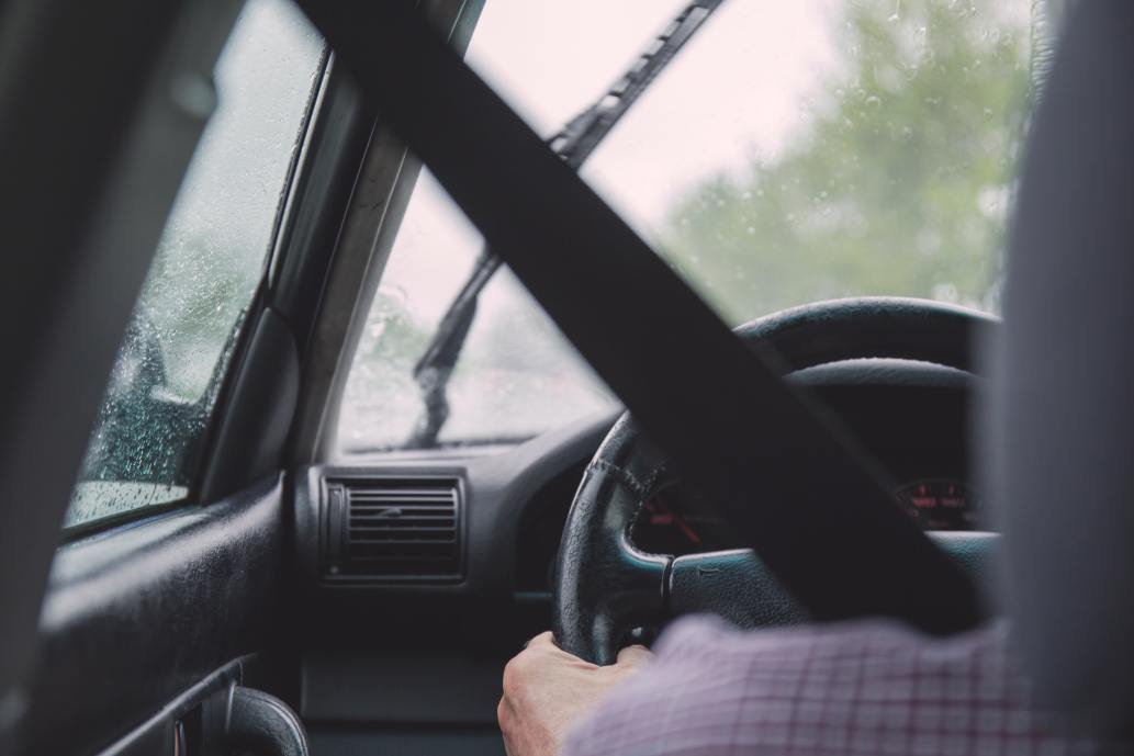 Ne pas faire de coup de volant quand l'adhérence des pneus est réduite.